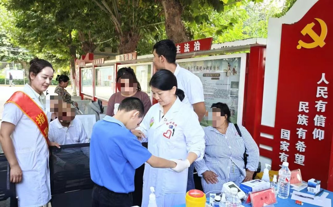 广东三九脑科医院青年医生参加关爱援疆地区青少年身心健康志愿服务。受访者供图