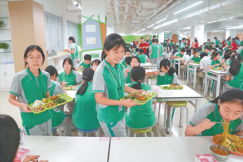 9月1日，北京市第二十中学附属实验学校食堂里，学生有序进餐。王海欣摄