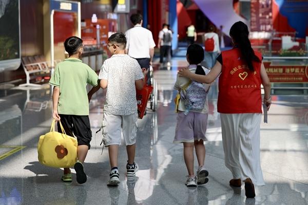 　　当孩子们独自出行时，如何让他们的旅途更安全、更温暖？不同的交通方式给出了各自的答案。图为南航北京青年志愿者在今年暑运旺季支援一线，开展无陪儿童服务。
