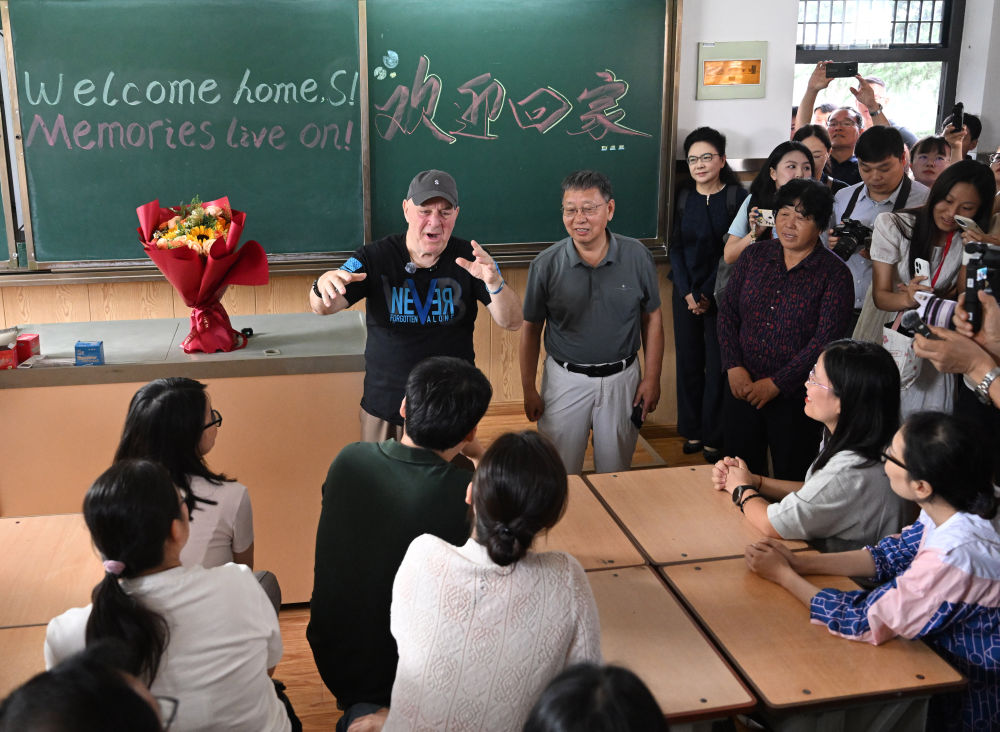   8月29日，在洛阳市外国语初级中学，“赛考斯”与师生交流。新华社记者 李嘉南 摄