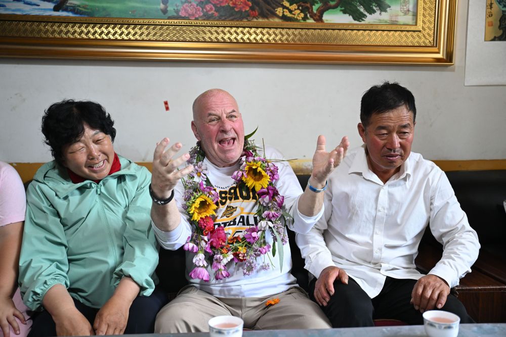   8月24日，“赛考斯”应邀来到殷玉珍位于毛乌素沙地的家。新华社记者 连振 摄