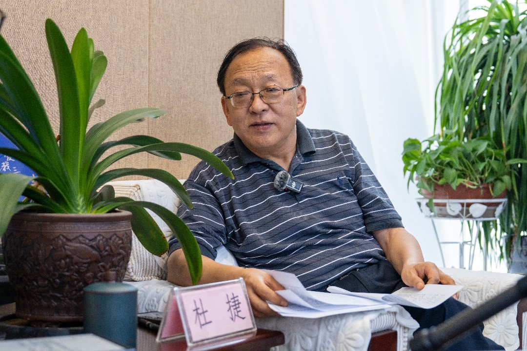 杜捷理事长在接受采访。湖北大学 林芳灏/摄