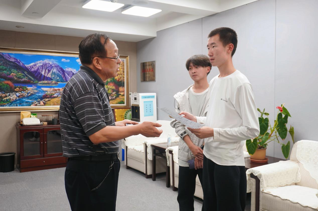 杜捷理事长（左）与大学生记者交谈。上海大学 储俊霞/摄