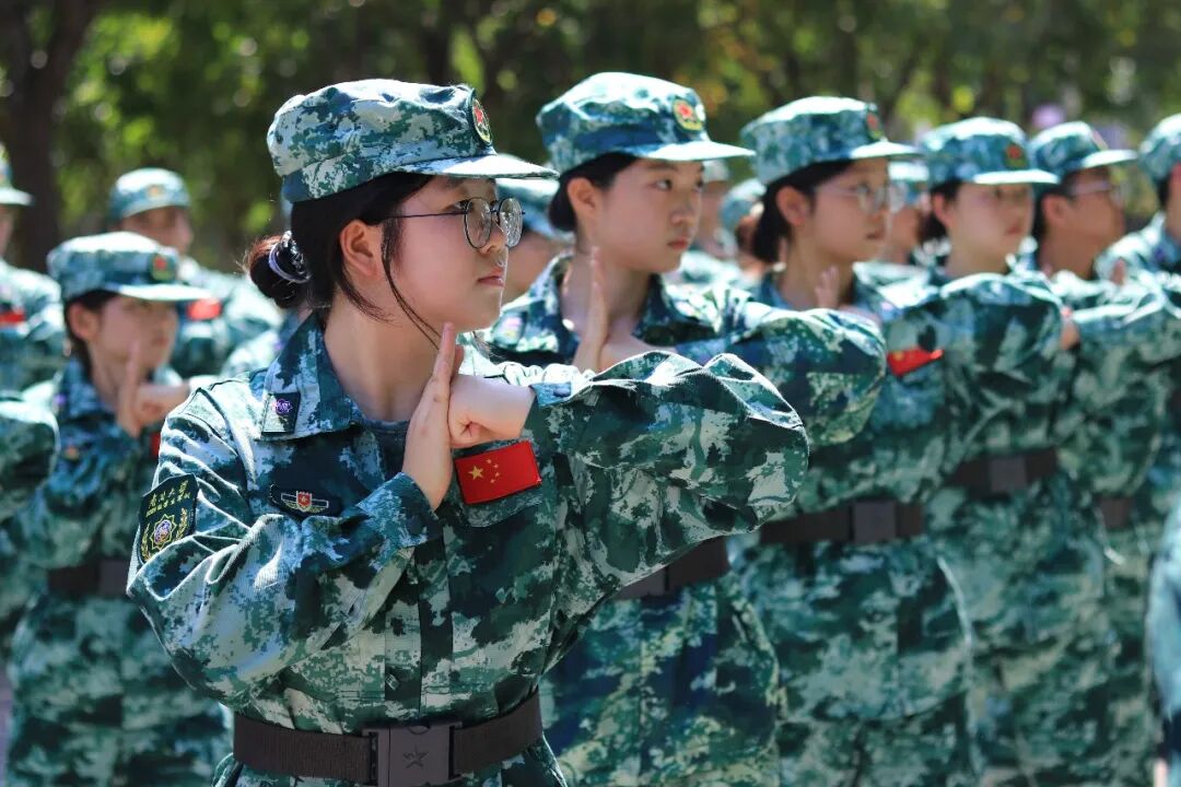 南开大学学生练习军体拳