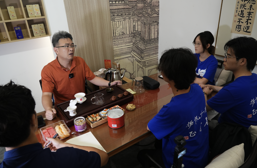 中国海洋大学学生访谈优秀校友前辈。受访者供图