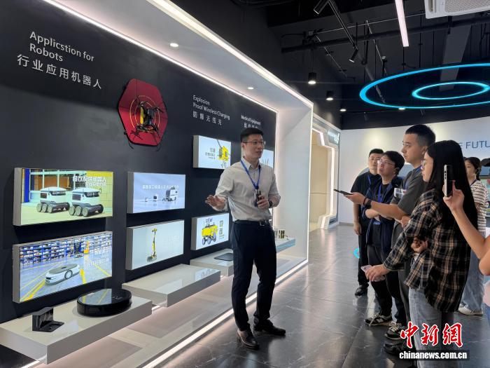 9月3日，李凌瀚向媒体人介绍相关产品应用。中新网记者 储玮玮 摄