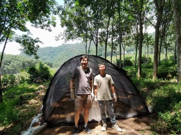 程功与博士生张礼铭在野外实验现场。受访者供图