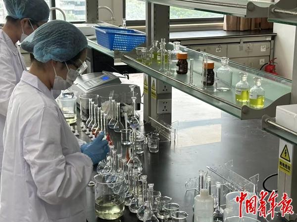 在化学实验室技术集训基地，选手在紧张备赛。中青报·中青网记者 王一迪/摄