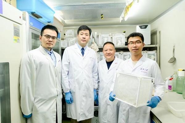 程功（左二）与学生合照。受访者供图