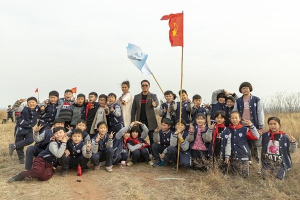 　　王变变带领学生外出春游（2019年4月摄）。受访者供图