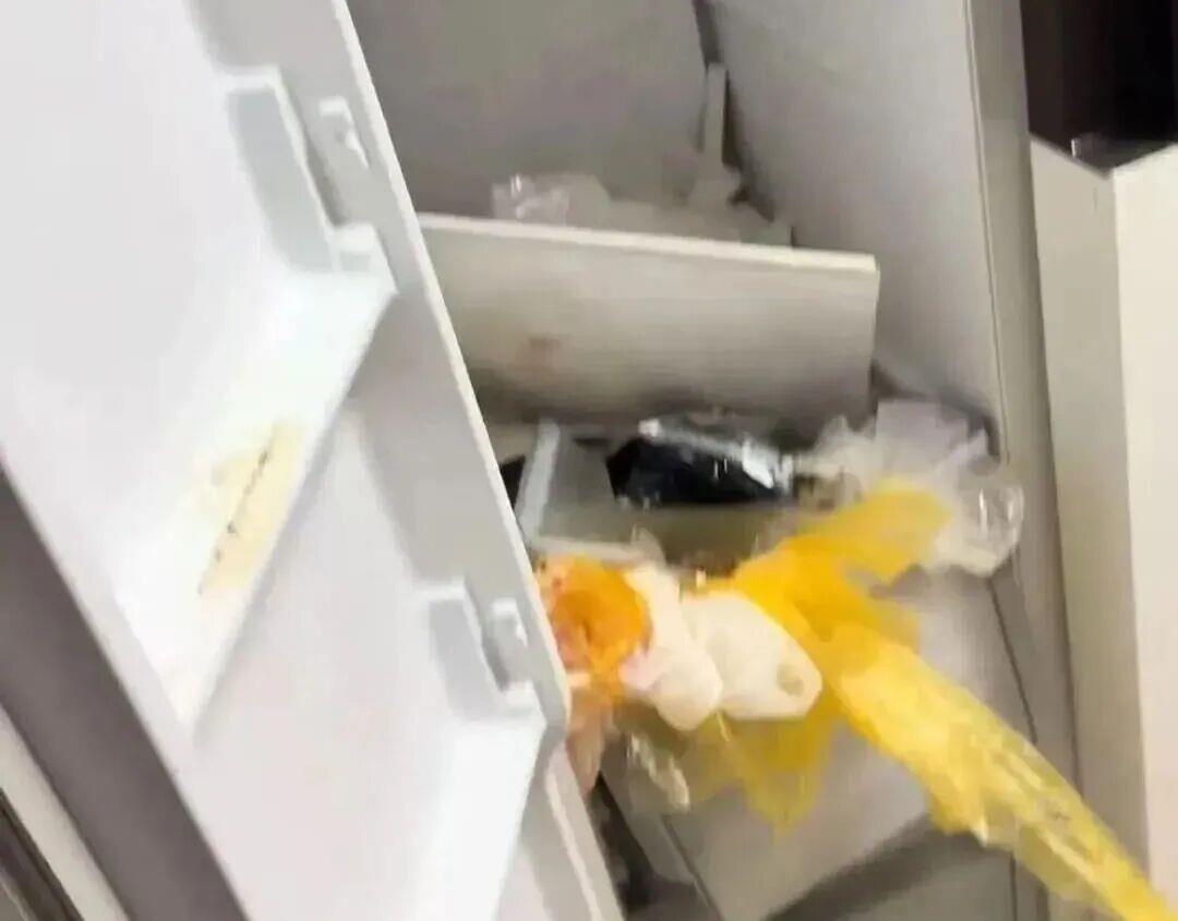 △3月24日，浙江金华一名14岁男孩把干冰放进冰箱，结果半夜冰箱突然爆炸，里面物品也被炸得散落一地。图源：中国消防
