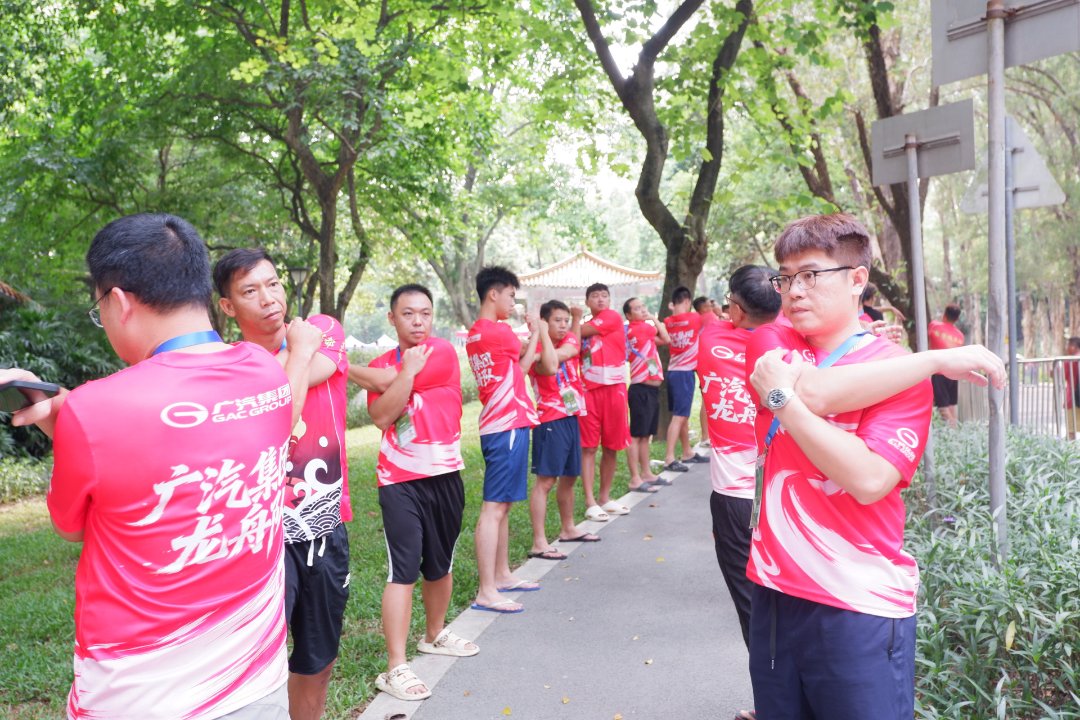 9月5日，广东广州，橙马麓湖水上活动中心，运动员赛前热身。甄西子/摄