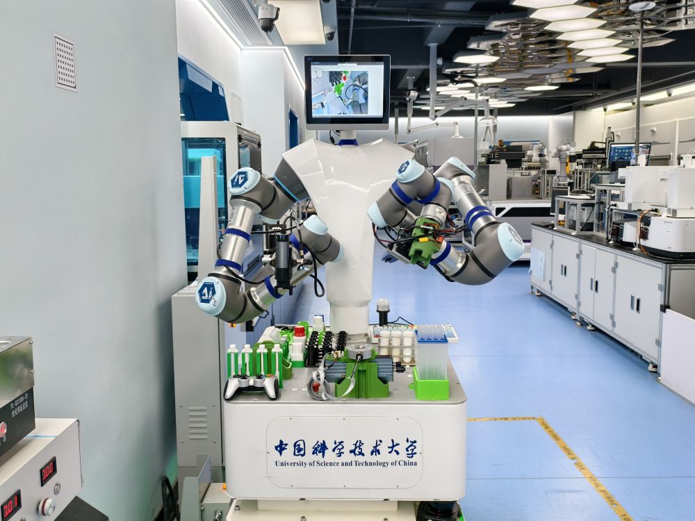 9月2日，在科学智能物质创制中心实验室里，机器科学家2.0-“小临”正在进行试剂调配与合成。新华社记者 王怡晴 摄