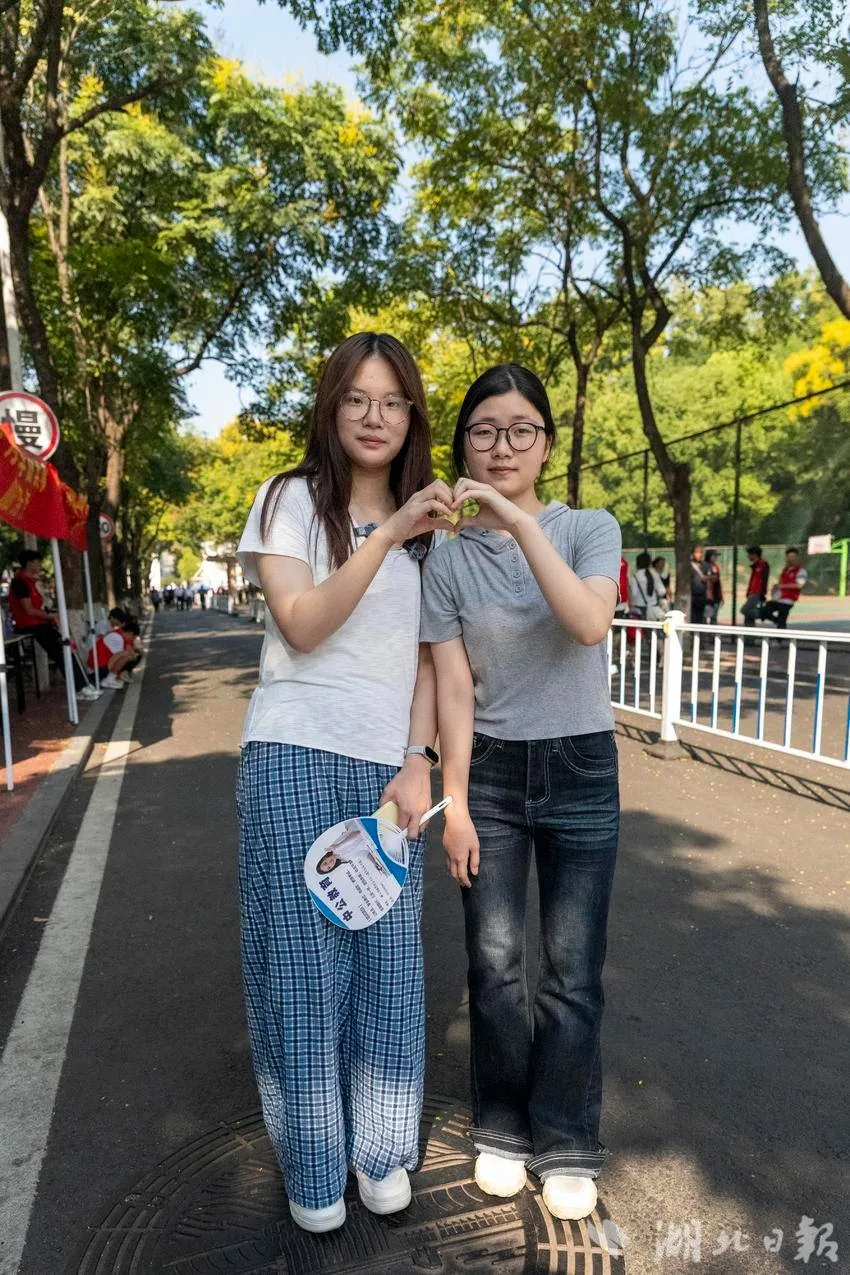 两位三峡大学新生“刘欣怡”在校园首次见面。湖北日报全媒记者 夏晓君 摄