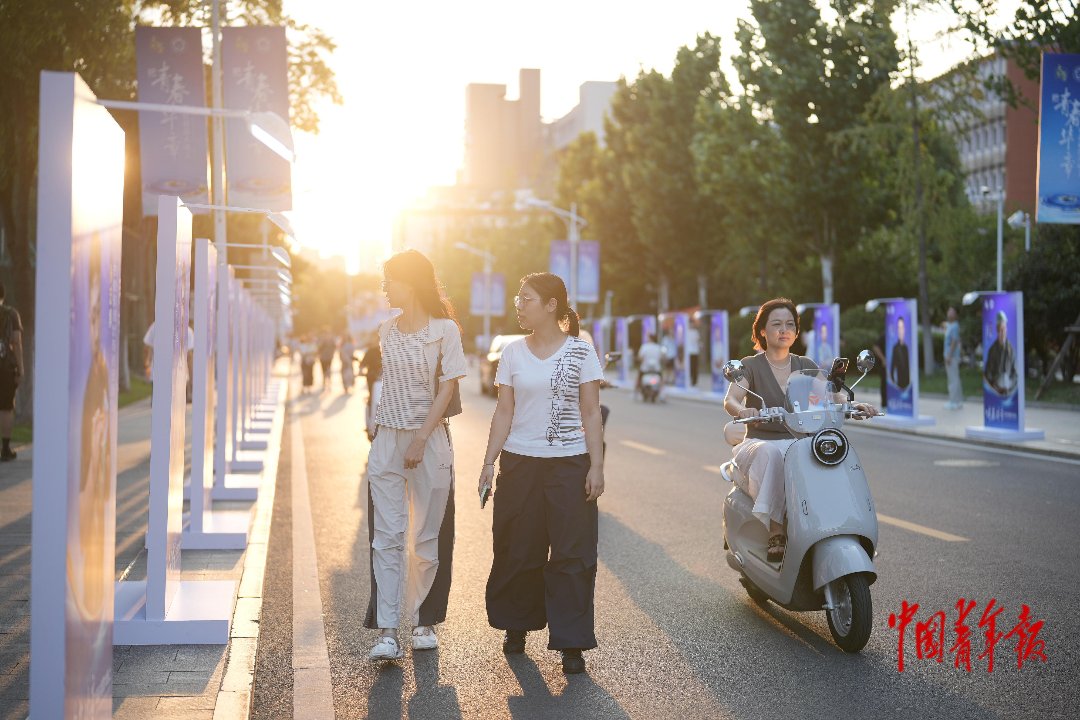 9月6日,安徽合肥,中国科学技术大学,活动开始前,学生们在活动宣传展板前驻足。中青报·中青网记者 李隽辉/摄