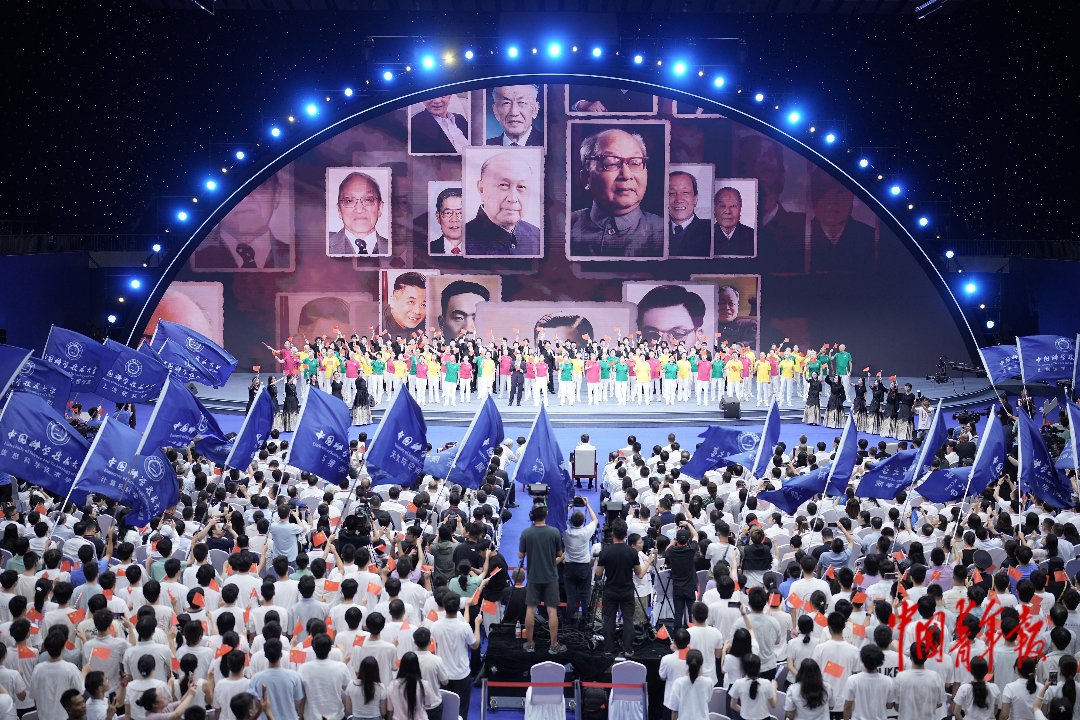 9月6日,安徽合肥,2026“把青春华章写在祖国大地上”大思政课网络主题宣传和互动引导活动在中国科学技术大学举行。据介绍,本次活动紧扣青春爱国奋斗主题,聚焦大国骄傲的情怀感召、大国重器的豪迈展现、青春奋斗的时代彰显、优秀文化的传承弘扬,邀请院士专家、“时代楷模”、知名企业家、青年科创先锋、知名艺术工作者等,结合新时代科技创新取得新的历史性成就、加快实现高水平科技自立自强,通过主题演讲、情景演绎、戏曲表演、互动分享等多种形式,网上网下同上一堂大思政课,感召青年践行嘱托,书写属于自己的强国华章。中青报·中青网记者 李隽辉/摄