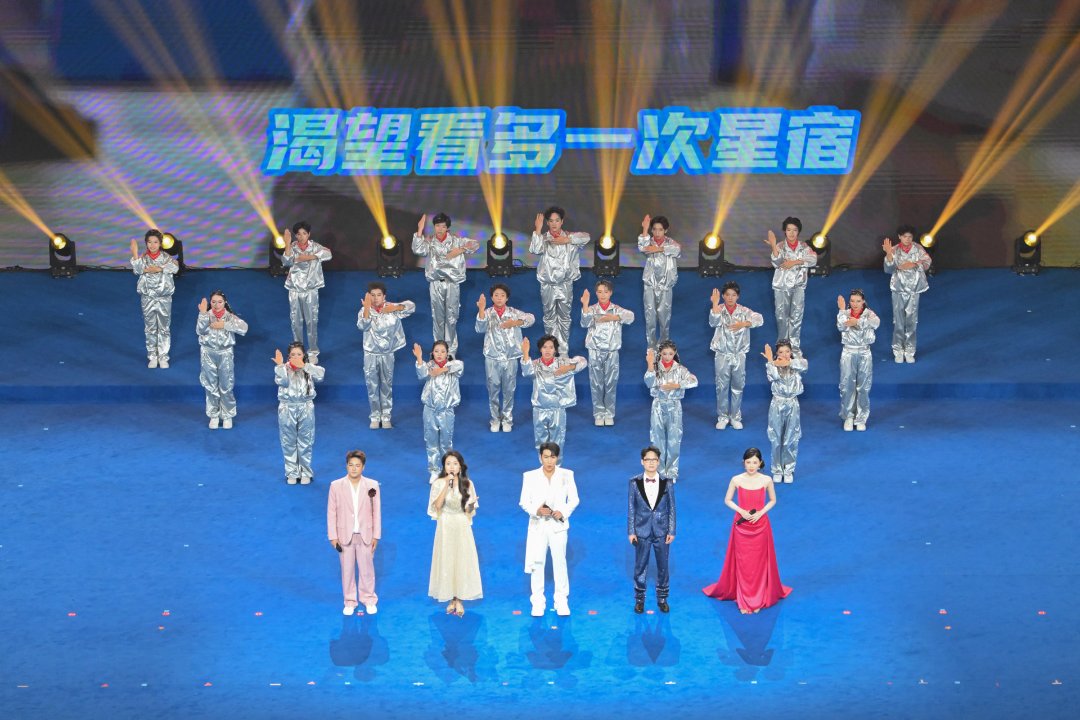 9月6日，广东茂名，省残运会闭幕式现场，残健歌手共同演唱全国残特奥会会歌《共赴山海》粤语版。黄宇翔/摄