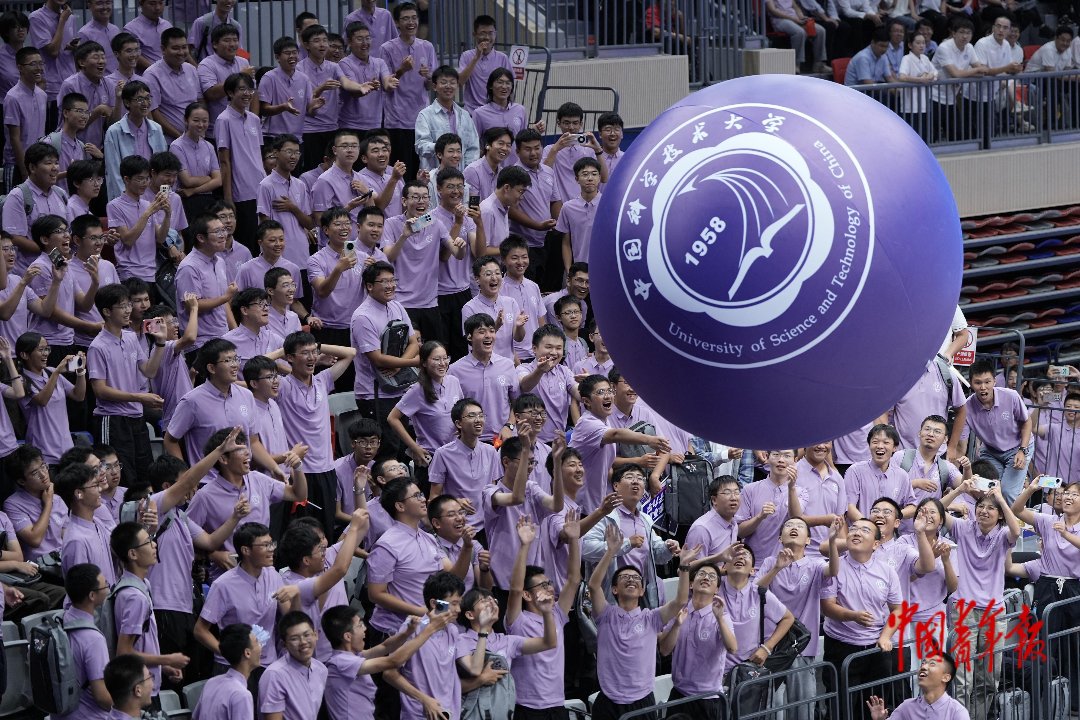 9月6日,安徽合肥,中国科学技术大学,活动结束后,巨型紫色气球在学生上空传递。中青报·中青网记者 李隽辉/摄