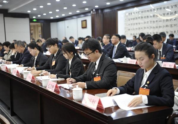 　　李庆红（右一）和几位来自不同高校的学生，成为郑州市人大常委会上的“新听客”。受访者供图