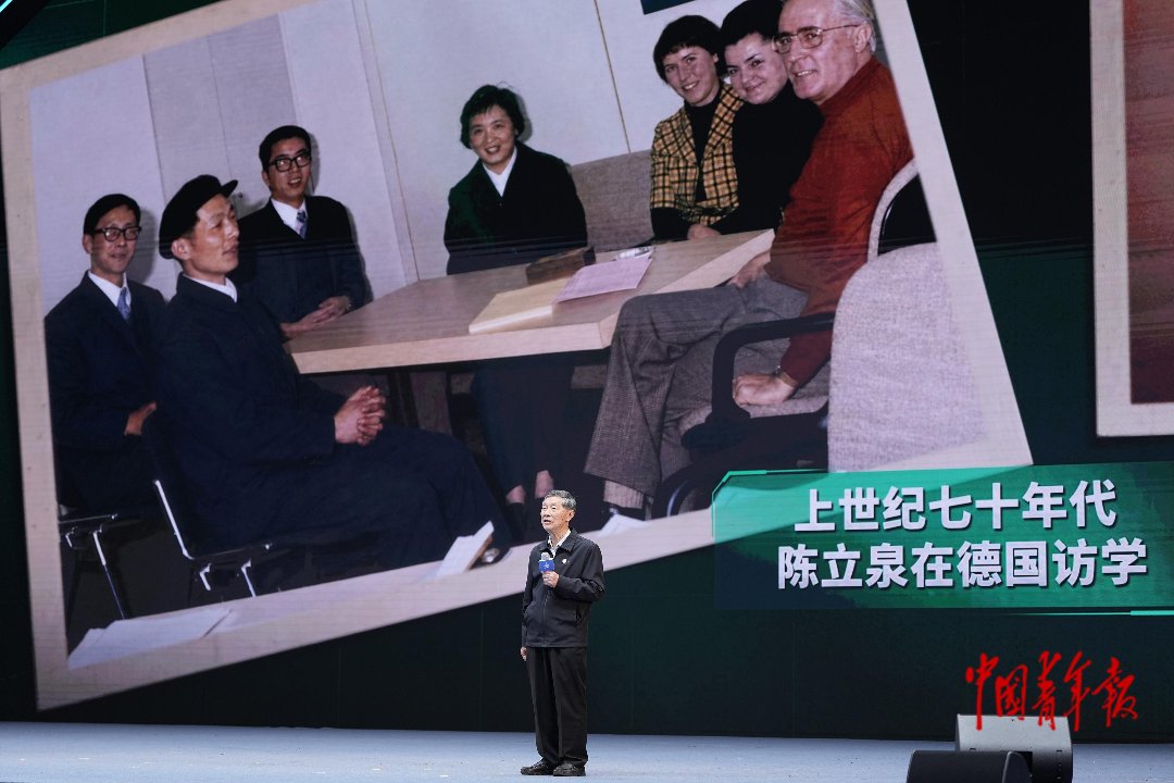 9月6日,安徽合肥,中国科学技术大学,活动现场,中国工程院院士、2025年度国家最高科学技术奖获得者陈立泉做主题为《我的“锂”想》的分享。中青报·中青网记者 李隽辉/摄