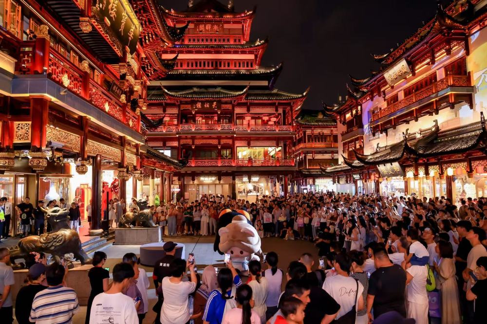 上海豫园夜间经济火热，众多游客在观赏演出。新华社发