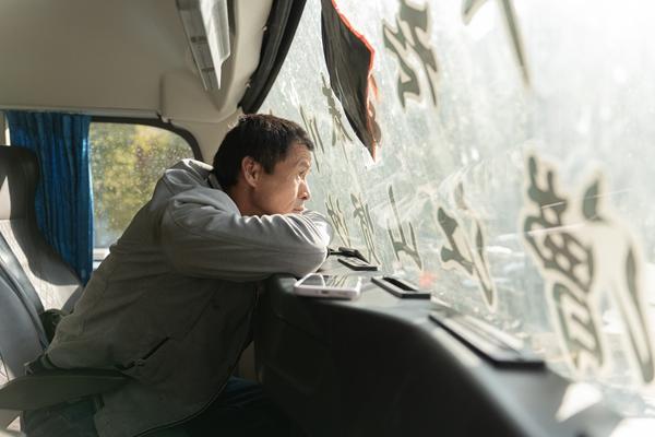 2026年2月14日，上海市青浦区，即将回家过年的父亲在返乡的大巴车上望向窗外。