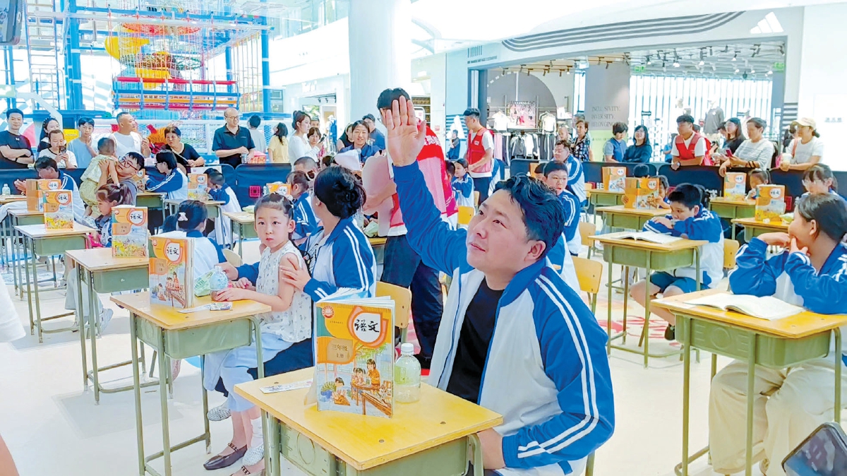 完成“偷吃零食”任务的选手举手示意