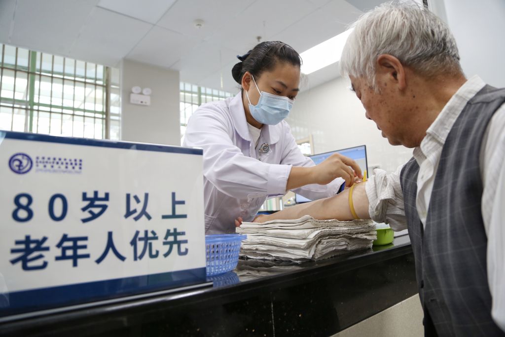 8月15日，云南省个旧市人民医院医护人员准备为老年人采血。新华社发（薛莹莹摄）