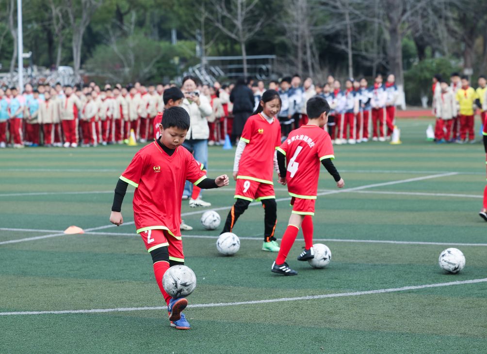 3月5日，北京师范大学南湖附属学校的学生们在参加开学第一课足球训练。新华社记者 徐昱 摄