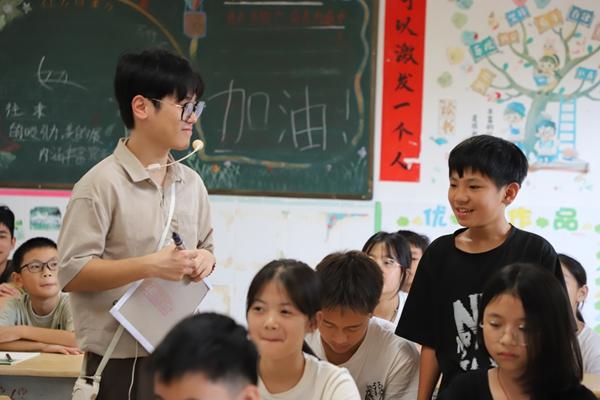 钱排中学心理教师甘智皓（左）在课堂上发掘学生的闪光点，增强学生自信心。受访者供图