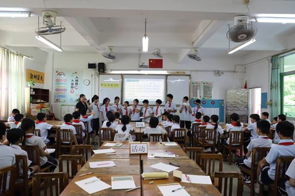 信宜教育城小学试点班，师生共同讨论班规制定，考勤、纪律、作业要求全部分组商议。受访者供图