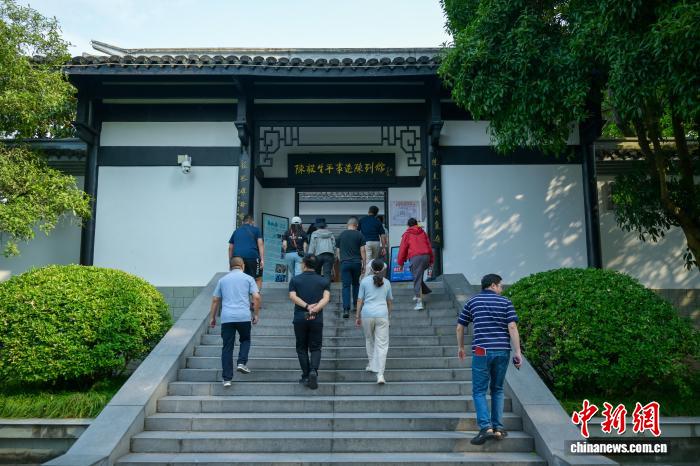 图为游客走进陈毅生平事迹陈列馆。记者 刘忠俊 摄