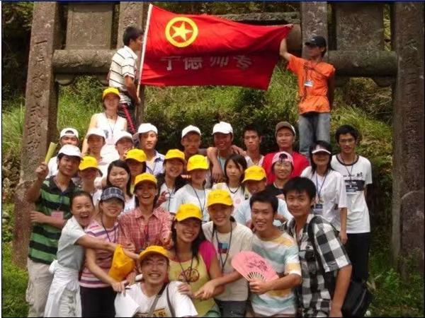 2006年宁德师专师生赴屏南开展“三下乡”社会实践合影。受访者供图