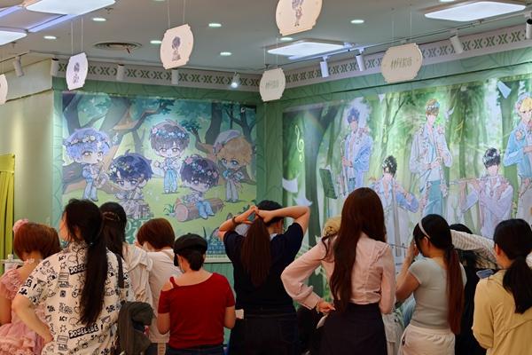 7月3日，上海，一款国产乙游打卡活动吸引众多年轻粉丝。视觉中国供图