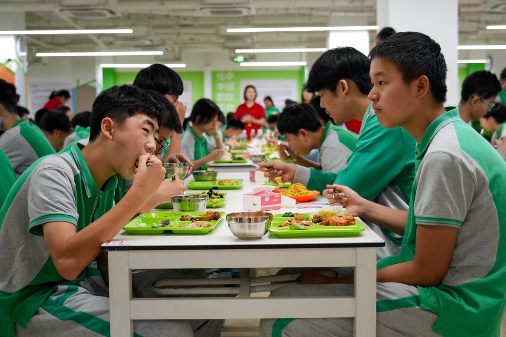 9月1日，北京市第二十中学附属实验学校学生们在食堂用餐。新华社记者 谢晗 摄
