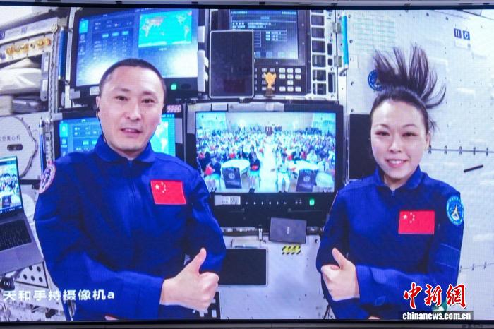 9月9日，“天宫课堂·港澳专场”港澳青少年爱国主义教育活动举行。图为朱杨柱(左)、黎家盈(右)与黎家盈母校香港荃湾公立何传耀纪念中学的现场师生进行“天地合影”。 中新社记者 张祥毅 摄