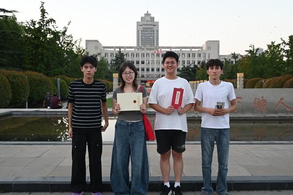 　　昔日支教师生在山东大学重逢，照片从左至右依次为：库得热提·库尔班江、裴文涵、李权乘、玛吾兰·吾布力卡依尔。受访者供图