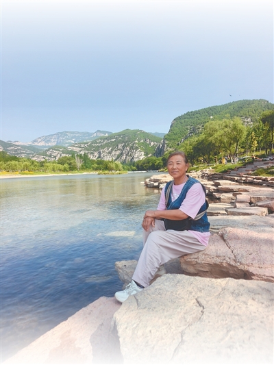 秦士芳今年7月在山西太原市旅游时留影。受访者供图
