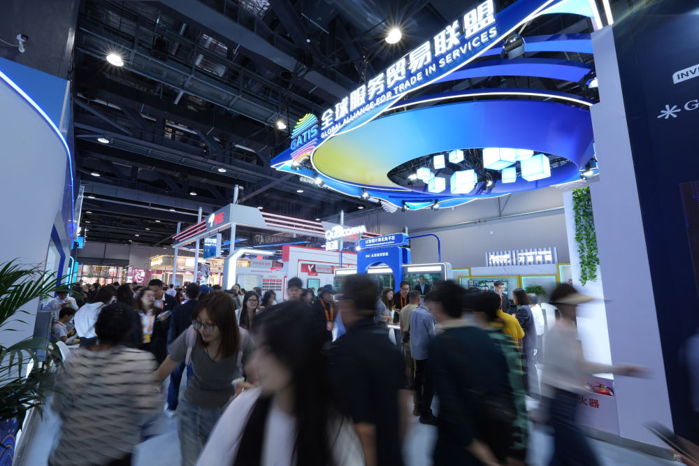 在首钢园1号馆，观众在展台前参观。新华社记者 谢晗 摄