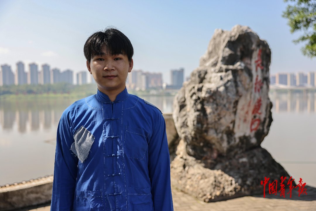 9月8日,江西于都,中央红军长征集结出发地纪念园,参加长征主题情景剧《告别》演出的张敏在长征渡口边。2004年出生的他是县文化馆的一名演员,他自发参加演艺团的《告别》情景剧演出,“因为这是一件非常有意义的事情,能让我们这一代00后自发地宣扬长征精神,让更多人认识长征”。中青报·中青网记者 曲俊燕/摄