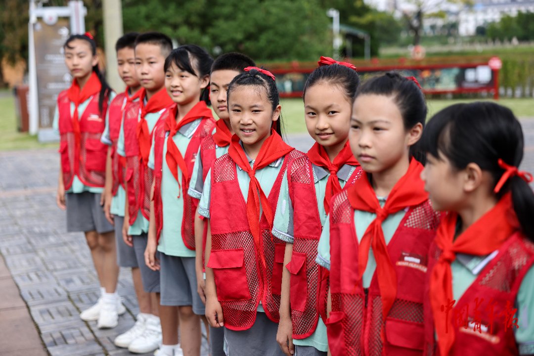 9月9日,江西瑞金,红井革命旧址群,瑞金市金都小学和华融瑞金希望小学的“红孩子”讲解员们。在瑞金,很多学校都成立了“红孩子”讲解员社团,已有5000余名“红孩子”讲解员。中青报·中青网记者 曲俊燕/摄