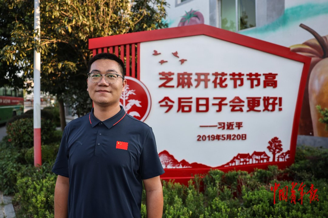 9月8日,江西于都,梓山镇潭头村,梓山镇宣传文旅统战负责人、团委副书记李新龙。2001年出生的他是隔壁禾丰镇人,3年前从江西农业大学经济管理学院工商管理专业毕业后,考入梓山镇成为一名基层公务员。在日常工作中,他深度挖掘本地红色资源,长期在山峰坝长征渡口、潭头村做红色旅游接待、参与长征源宣讲团宣讲工作。他说:“100年前那辈年轻人用青春换来了山河无恙;我们这辈00后的使命,就是守护好、建设好这片他们用生命换来的土地,把长征精神落实在乡村振兴、基层服务等一件件具体小事上面。”中青报·中青网记者 曲俊燕/摄
