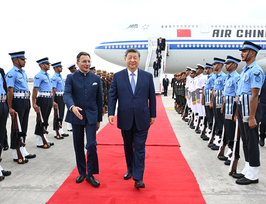 当地时间9月12日中午，国家主席习近平乘专机抵达新德里，应印度总理莫迪邀请，出席金砖国家领导人第十八次会晤。习近平抵达新德里帕拉姆空军基地时，印度政府高级官员热情迎接。