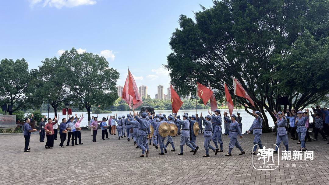 于都县东门渡口，情景剧《告别》演出中。潮新闻记者 吴馥梅 摄