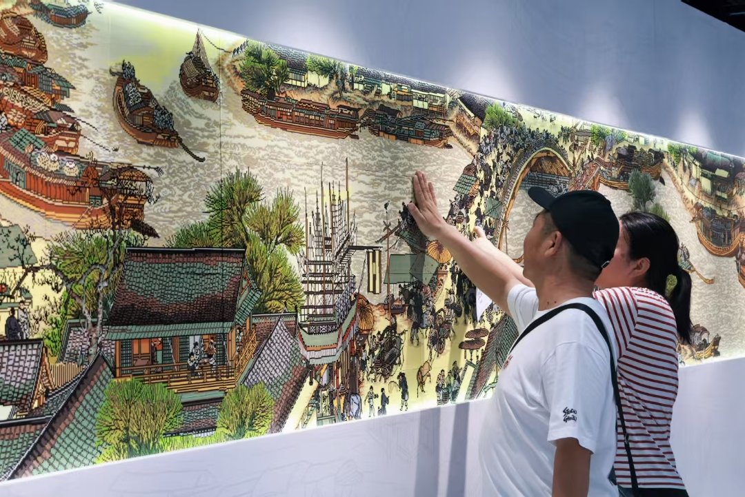 9月12日，北京市西城区，拼豆学术交流大会现场，观众观看由260万颗豆子拼成的巨幅拼豆版《清明上河图》作品。张旭冉/摄