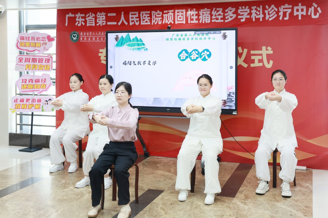 医护人员演示健康操。朱健/摄