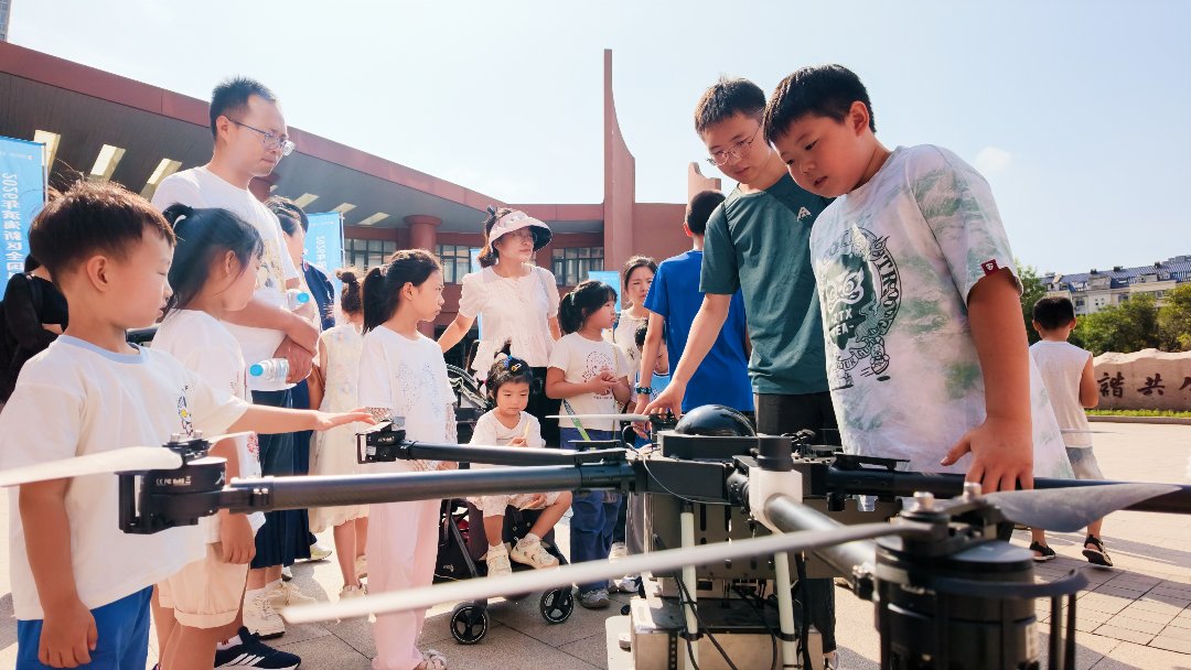 天津大学研究生把自主研发的智能设备带进中学校园。天津大学供图