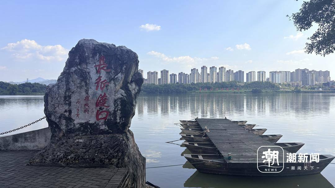 于都河畔，屹立着“长征渡口”鲜红字样的石碑。潮新闻记者 吴馥梅 摄