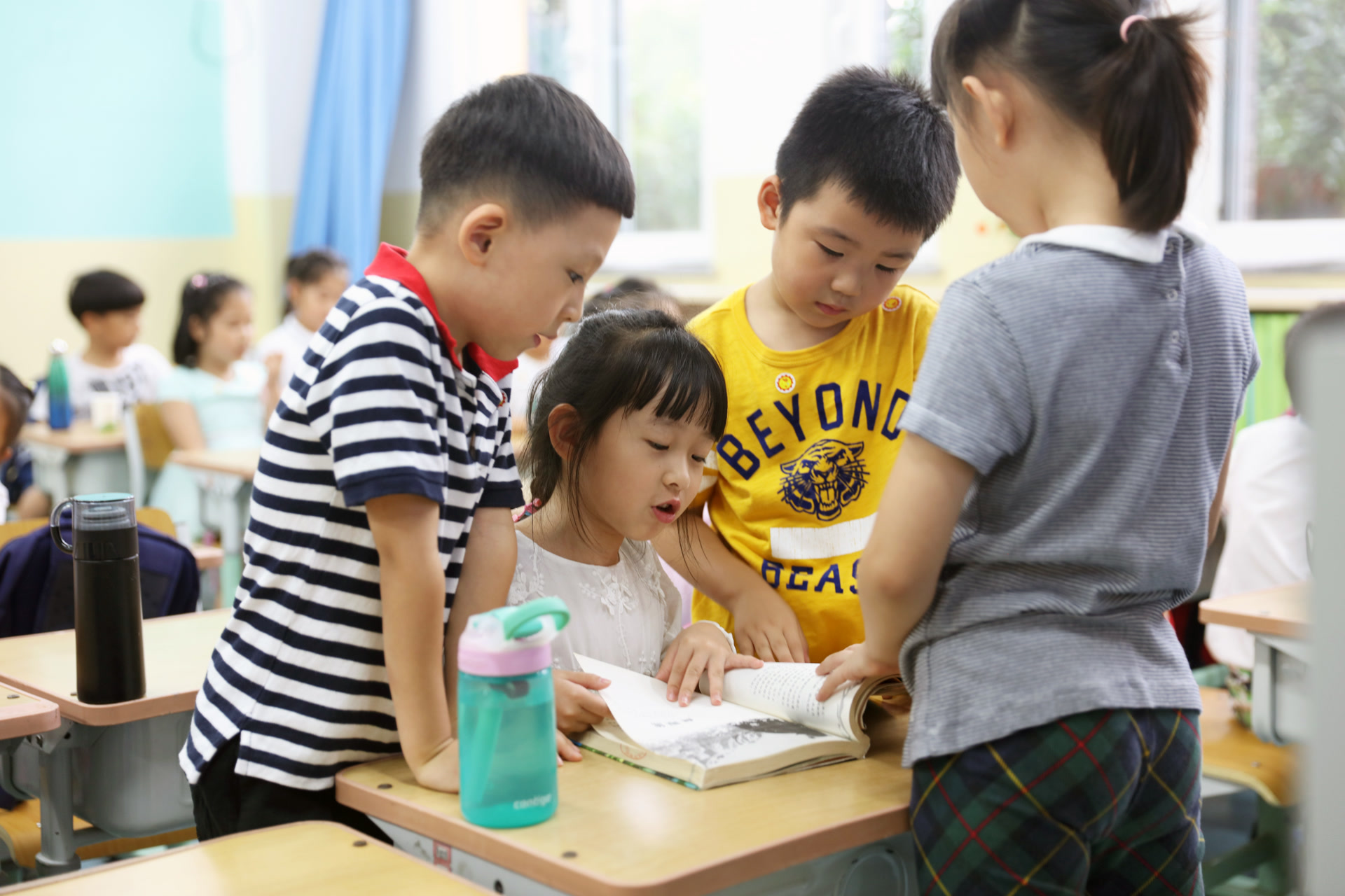 北京小学翡翠城分校学生在午休时间看课外书。学校供图