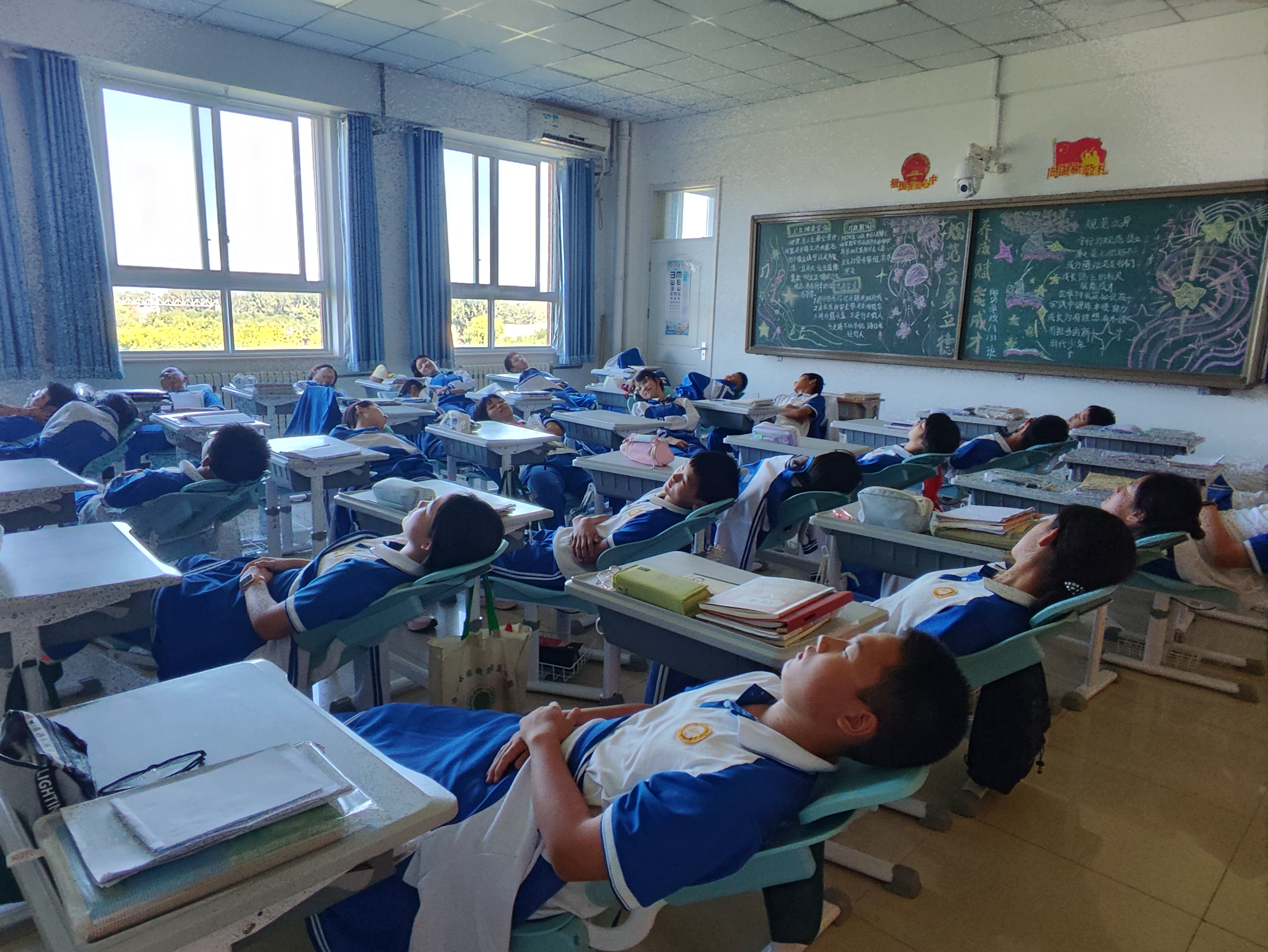 昌平区阳坊学校初中部配齐可躺式桌椅。学校供图